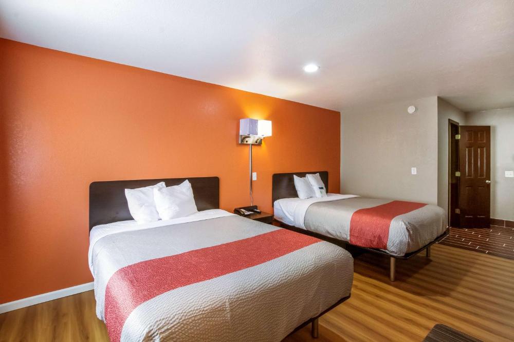 Deluxe Queen Room with Two Queen Beds - Non-Smoking interior